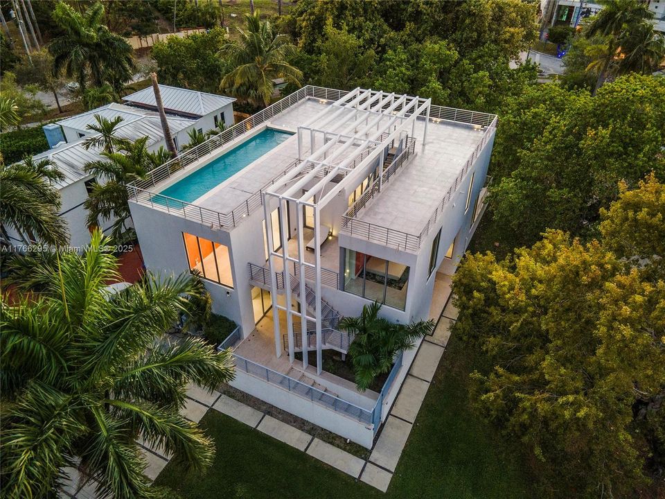 На продажу: $7,000,000 (7 спален, 7 ванн, 5016 Квадратных фут)