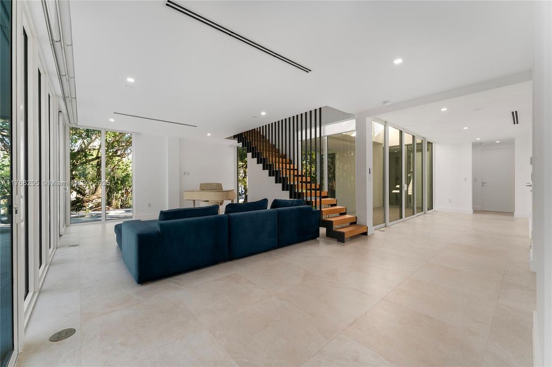 На продажу: $7,000,000 (7 спален, 7 ванн, 5016 Квадратных фут)