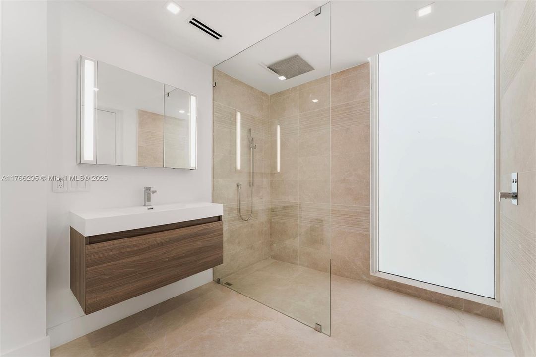 На продажу: $7,000,000 (7 спален, 7 ванн, 5016 Квадратных фут)