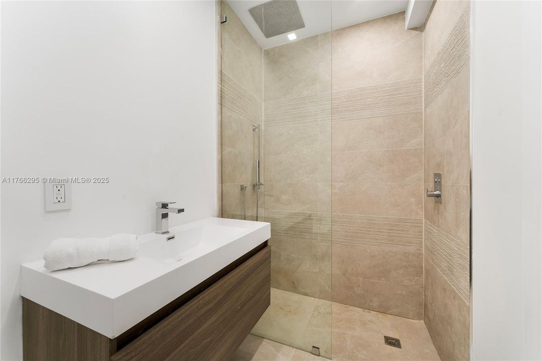 На продажу: $7,000,000 (7 спален, 7 ванн, 5016 Квадратных фут)