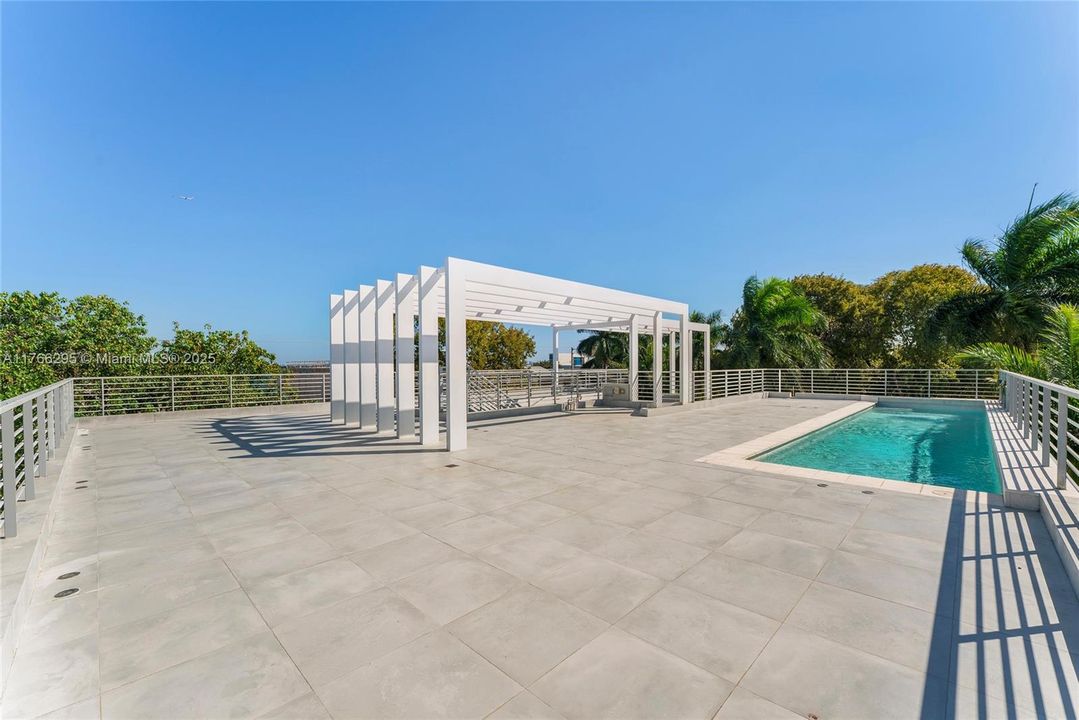 На продажу: $7,000,000 (7 спален, 7 ванн, 5016 Квадратных фут)