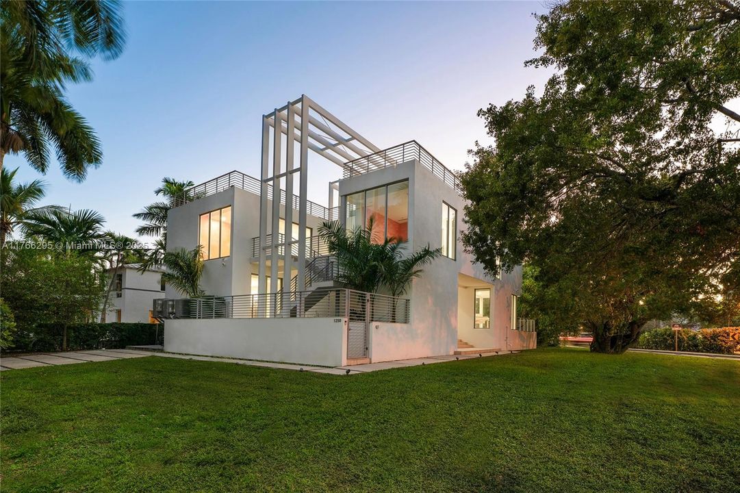 На продажу: $7,000,000 (7 спален, 7 ванн, 5016 Квадратных фут)