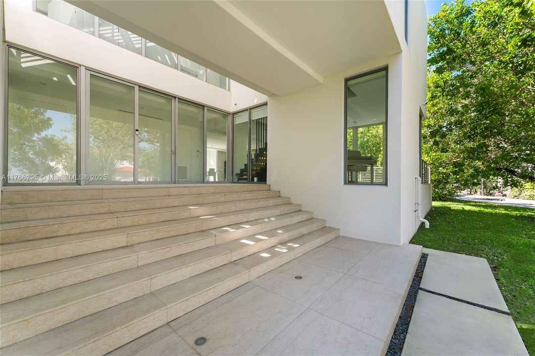 На продажу: $7,000,000 (7 спален, 7 ванн, 5016 Квадратных фут)