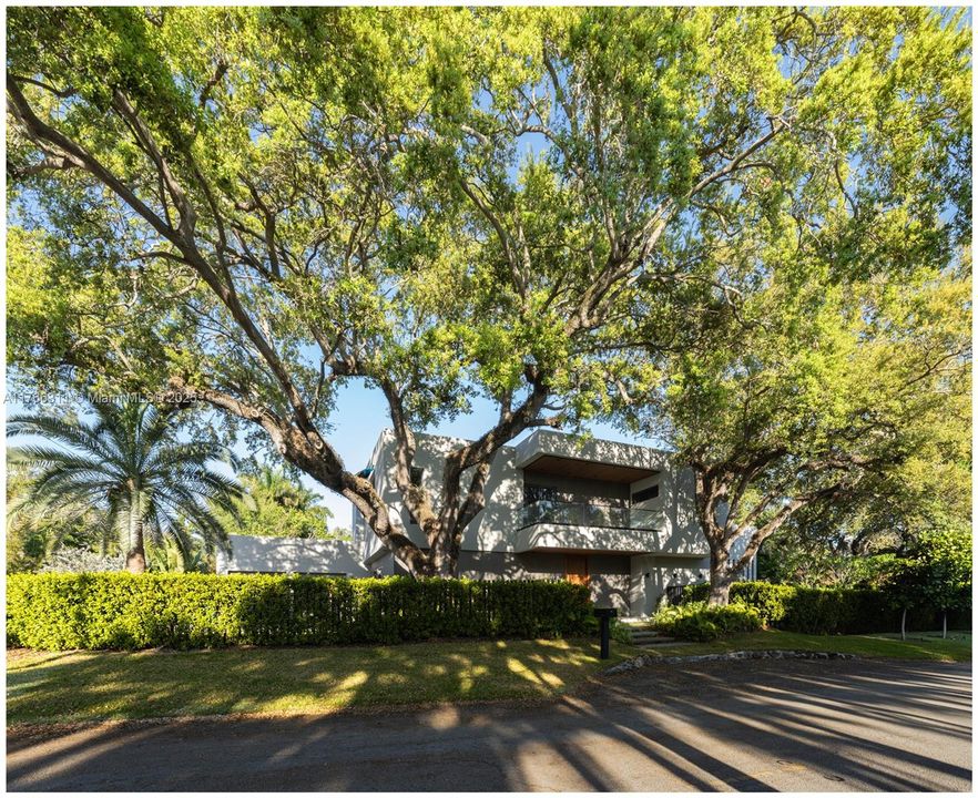 Recently Sold: $8,275,000 (6 beds, 7 baths, 5524 Square Feet)