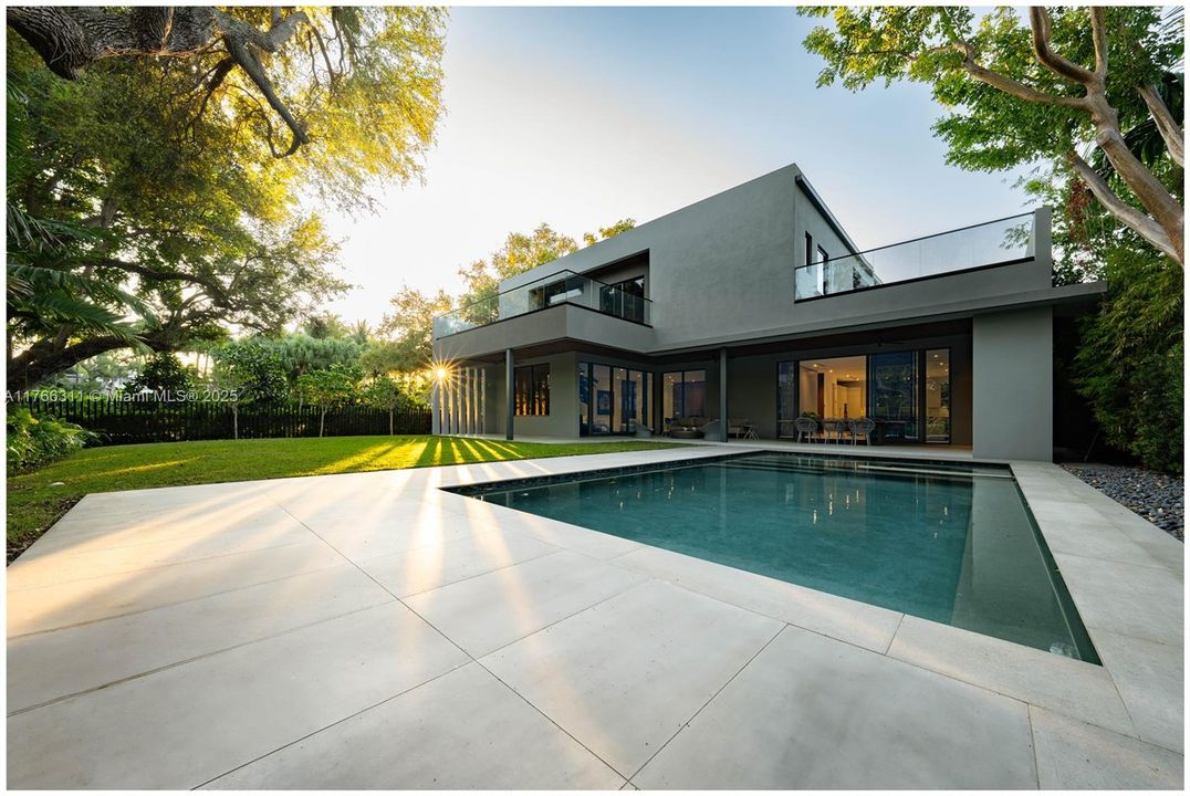 Recently Sold: $8,275,000 (6 beds, 7 baths, 5524 Square Feet)