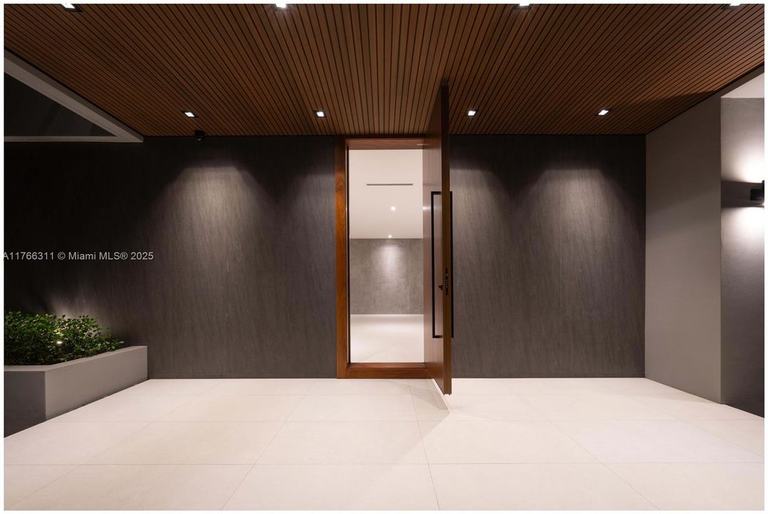 Recently Sold: $8,275,000 (6 beds, 7 baths, 5524 Square Feet)