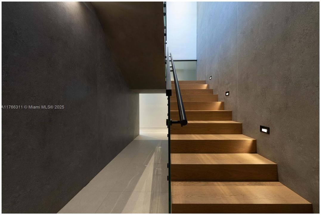 Recently Sold: $8,275,000 (6 beds, 7 baths, 5524 Square Feet)