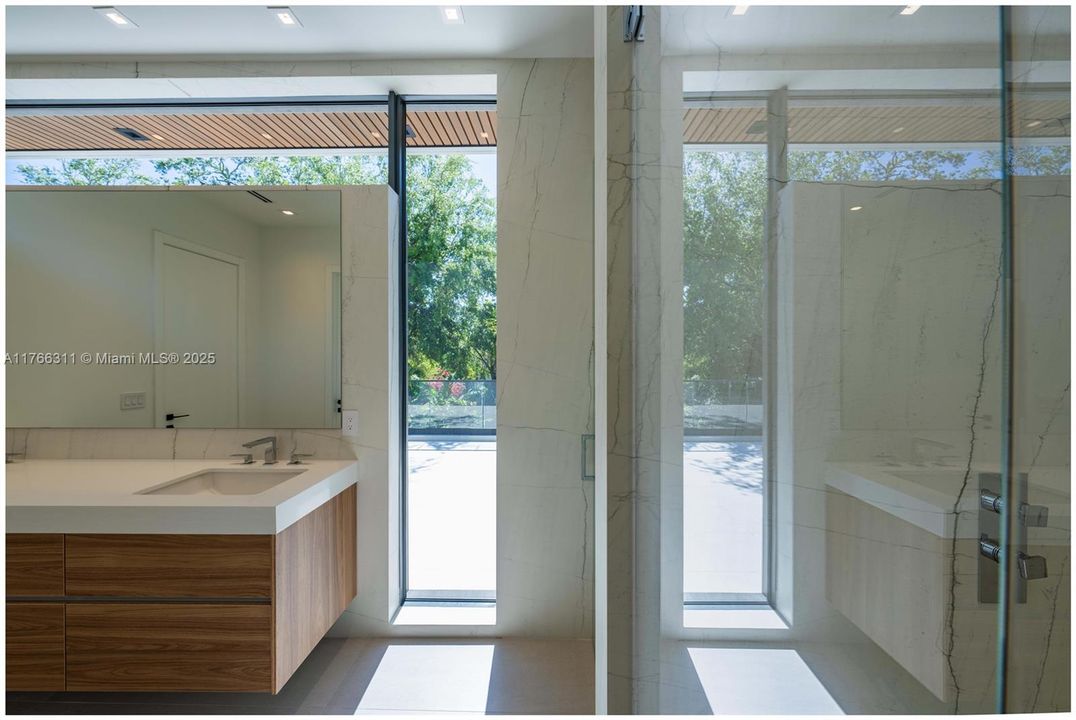 Recently Sold: $8,275,000 (6 beds, 7 baths, 5524 Square Feet)