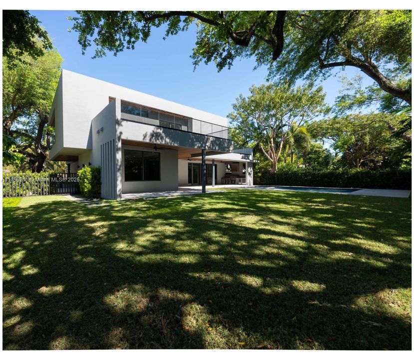 Recently Sold: $8,275,000 (6 beds, 7 baths, 5524 Square Feet)