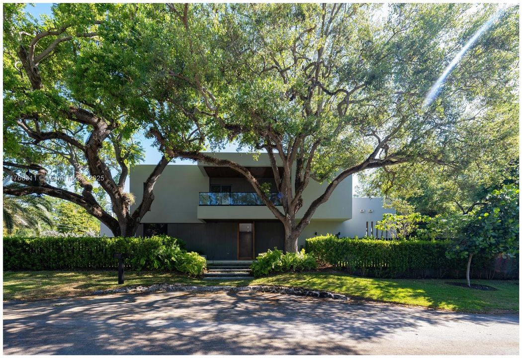 Recently Sold: $8,275,000 (6 beds, 7 baths, 5524 Square Feet)