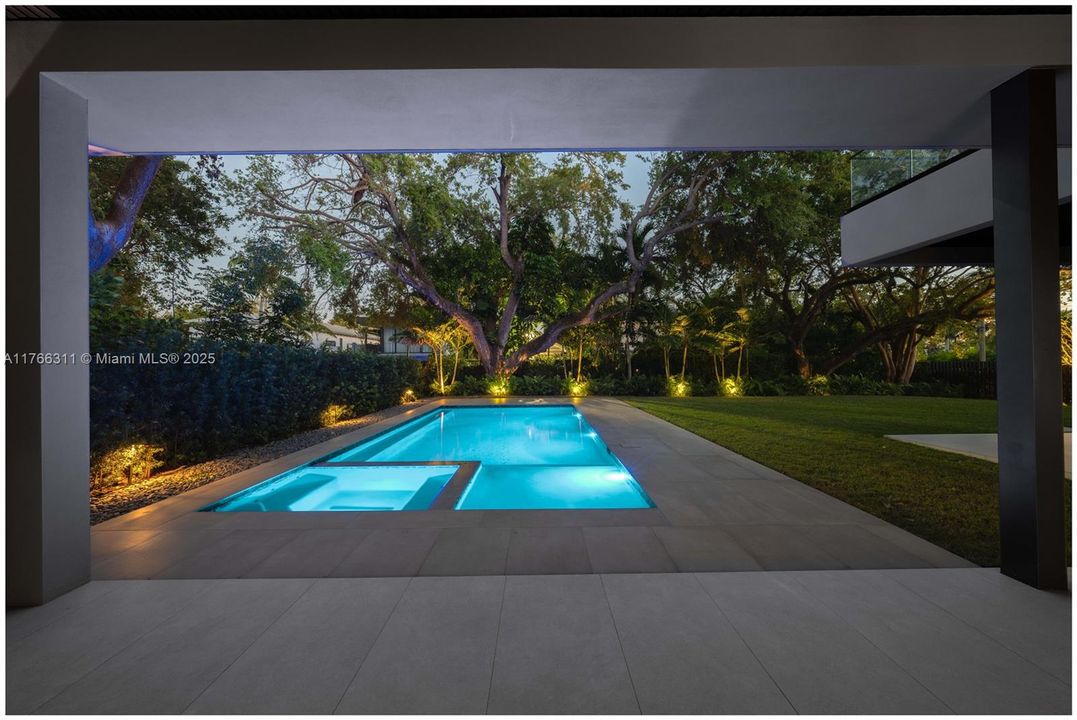 Recently Sold: $8,275,000 (6 beds, 7 baths, 5524 Square Feet)