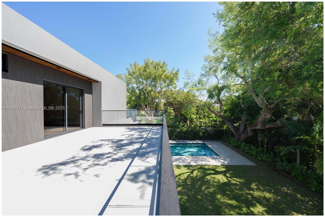 Recently Sold: $8,275,000 (6 beds, 7 baths, 5524 Square Feet)