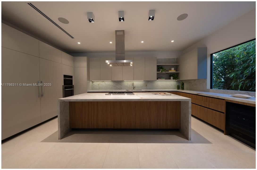 Recently Sold: $8,275,000 (6 beds, 7 baths, 5524 Square Feet)