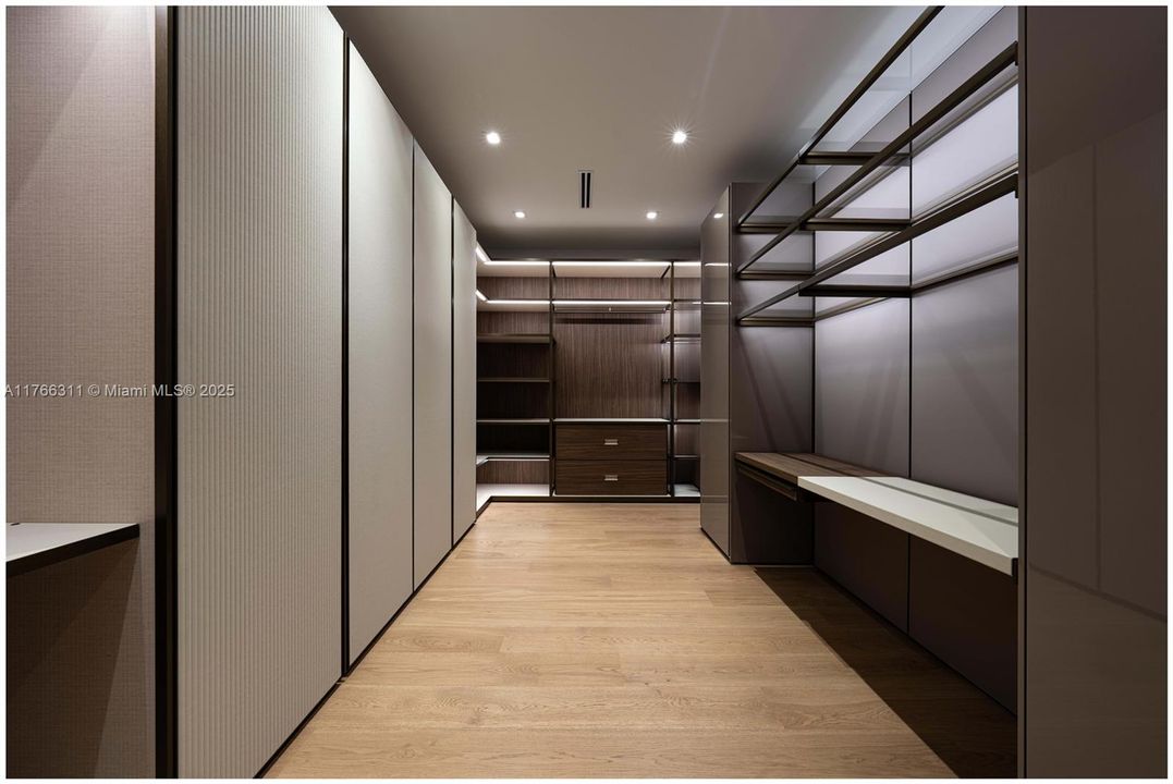 Recently Sold: $8,275,000 (6 beds, 7 baths, 5524 Square Feet)