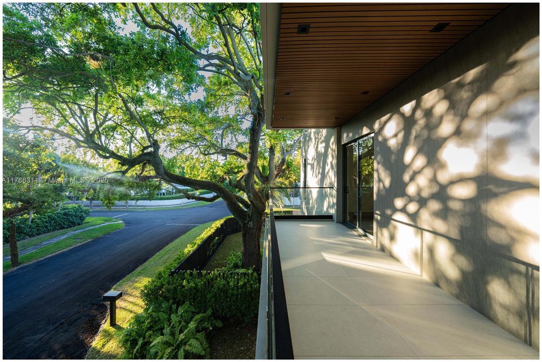 Recently Sold: $8,275,000 (6 beds, 7 baths, 5524 Square Feet)