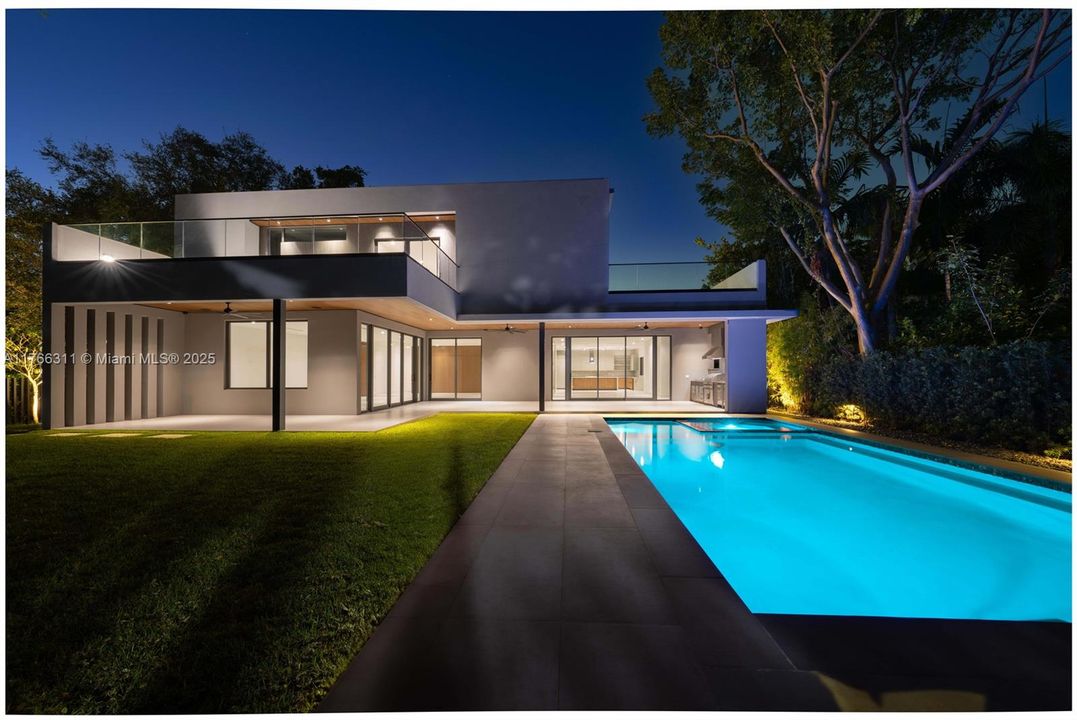 Recently Sold: $8,275,000 (6 beds, 7 baths, 5524 Square Feet)