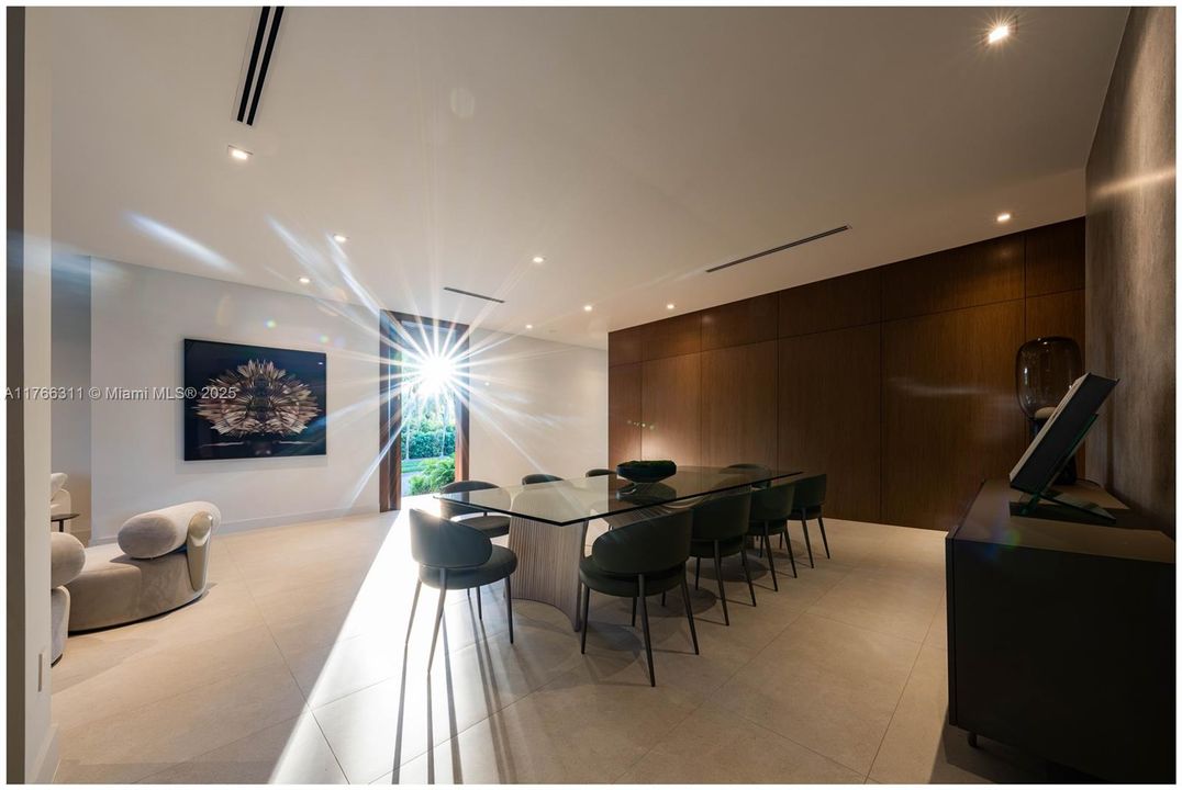 Recently Sold: $8,275,000 (6 beds, 7 baths, 5524 Square Feet)