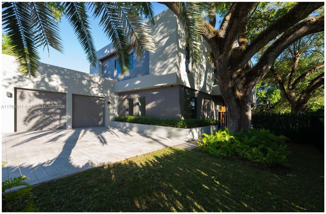 Recently Sold: $8,275,000 (6 beds, 7 baths, 5524 Square Feet)