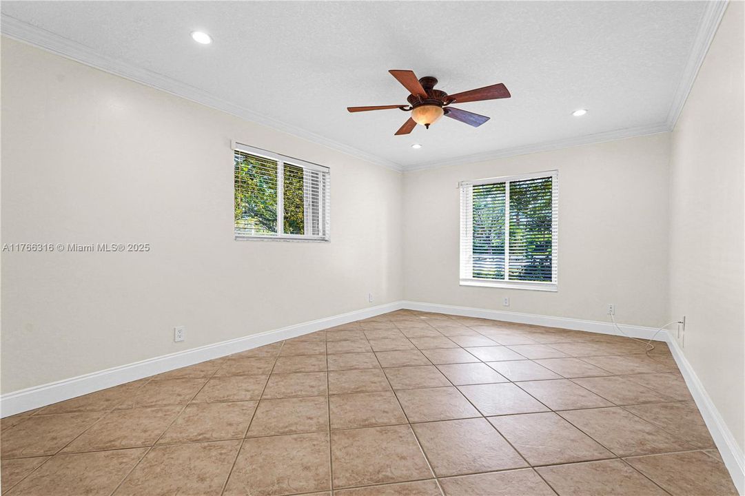 Недавно продано: $999,000 (3 спален, 2 ванн, 2417 Квадратных фут)