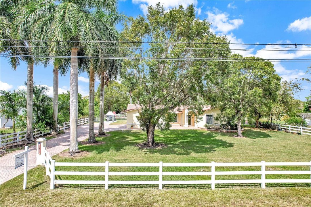 Недавно продано: $999,000 (3 спален, 2 ванн, 2417 Квадратных фут)