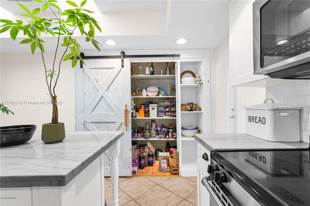 Недавно продано: $999,000 (3 спален, 2 ванн, 2417 Квадратных фут)