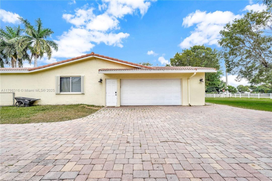 Недавно продано: $999,000 (3 спален, 2 ванн, 2417 Квадратных фут)