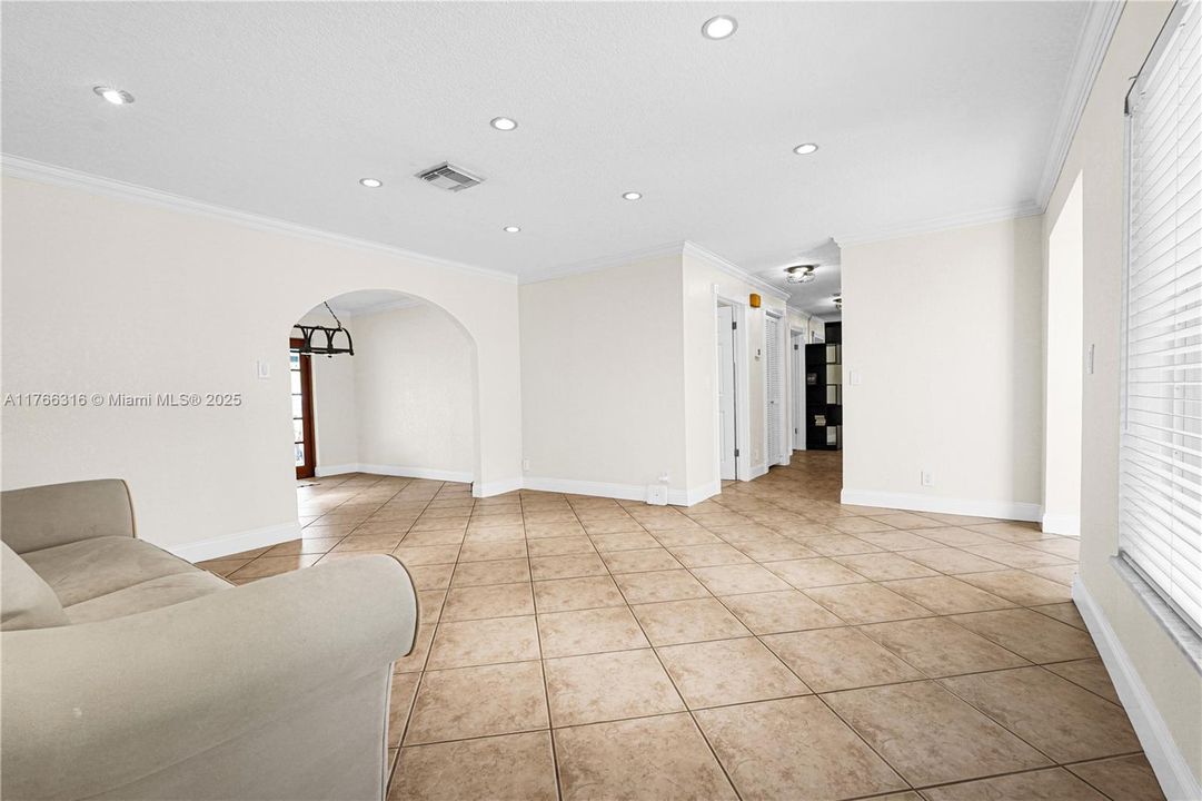 Недавно продано: $999,000 (3 спален, 2 ванн, 2417 Квадратных фут)