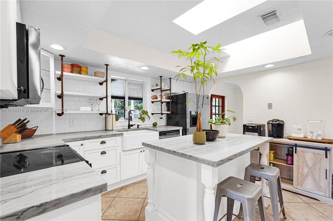 Недавно продано: $999,000 (3 спален, 2 ванн, 2417 Квадратных фут)