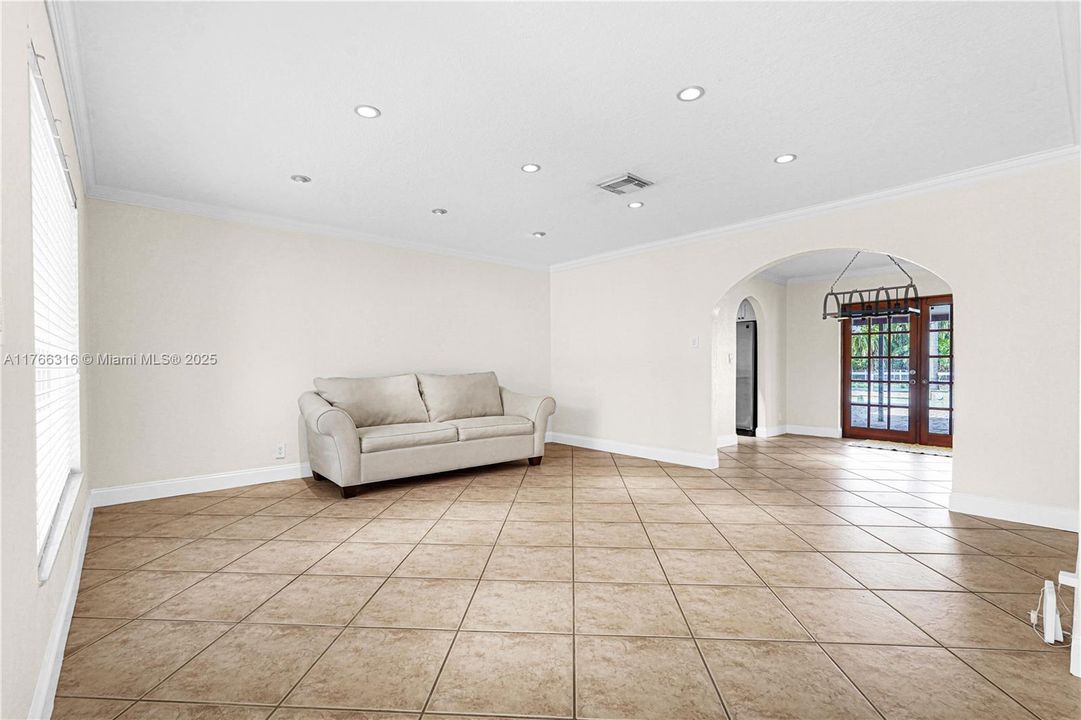 Недавно продано: $999,000 (3 спален, 2 ванн, 2417 Квадратных фут)