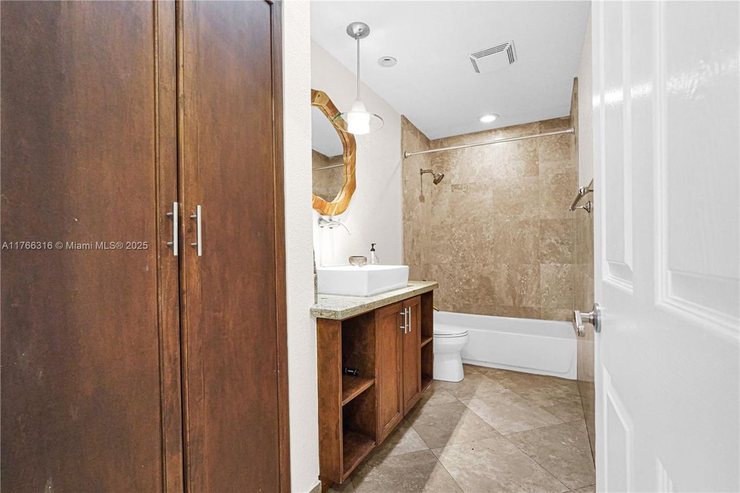 Недавно продано: $999,000 (3 спален, 2 ванн, 2417 Квадратных фут)