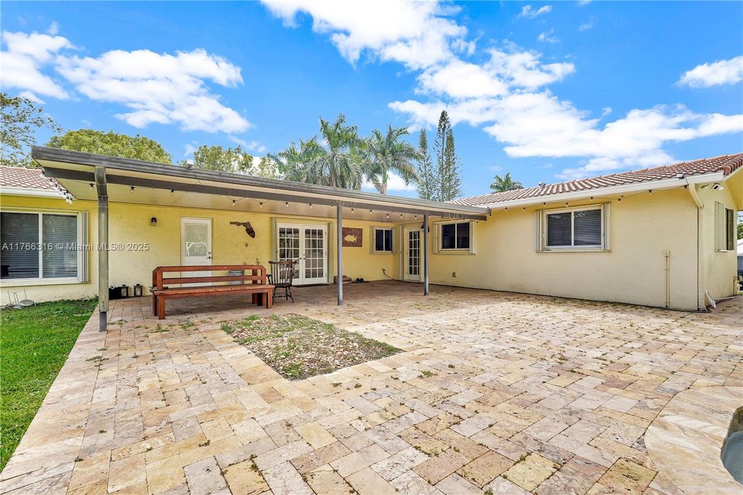 Недавно продано: $999,000 (3 спален, 2 ванн, 2417 Квадратных фут)