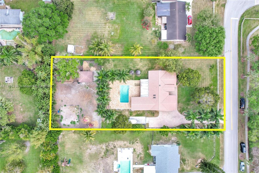 Недавно продано: $999,000 (3 спален, 2 ванн, 2417 Квадратных фут)