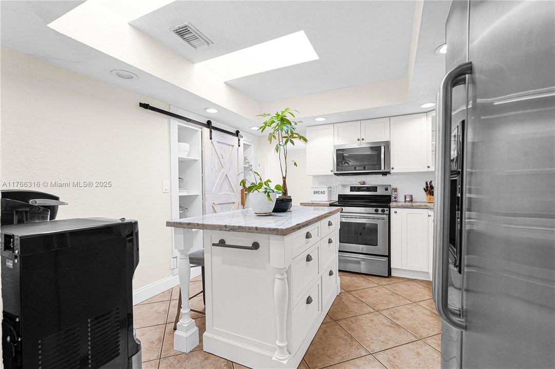 Недавно продано: $999,000 (3 спален, 2 ванн, 2417 Квадратных фут)