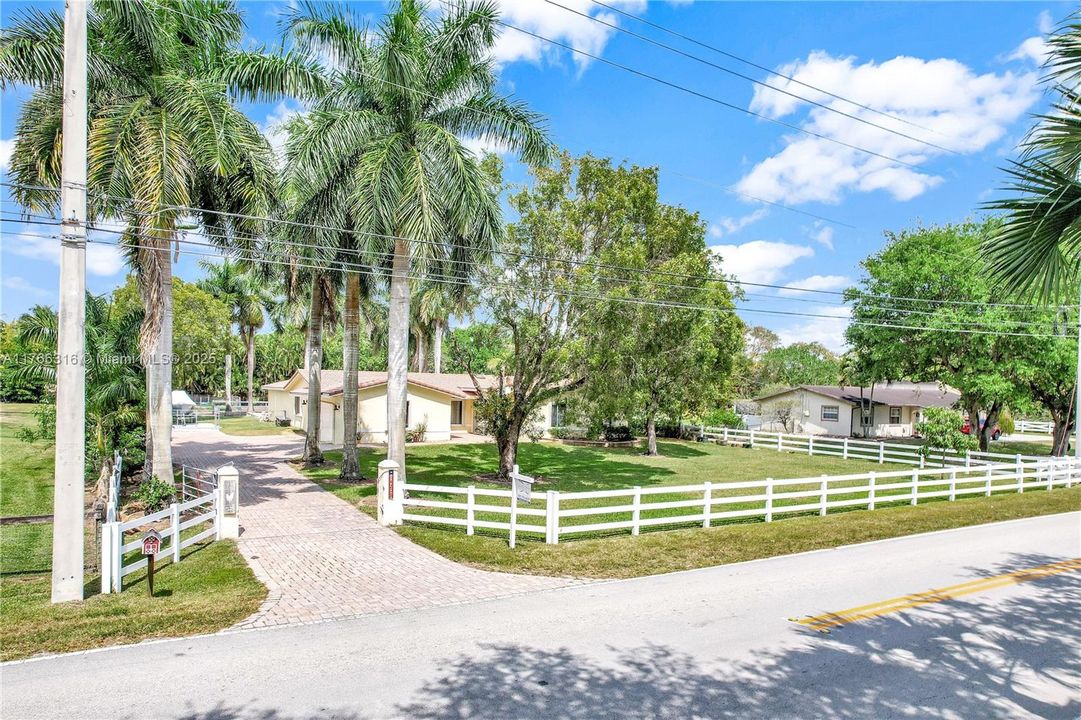 Недавно продано: $999,000 (3 спален, 2 ванн, 2417 Квадратных фут)