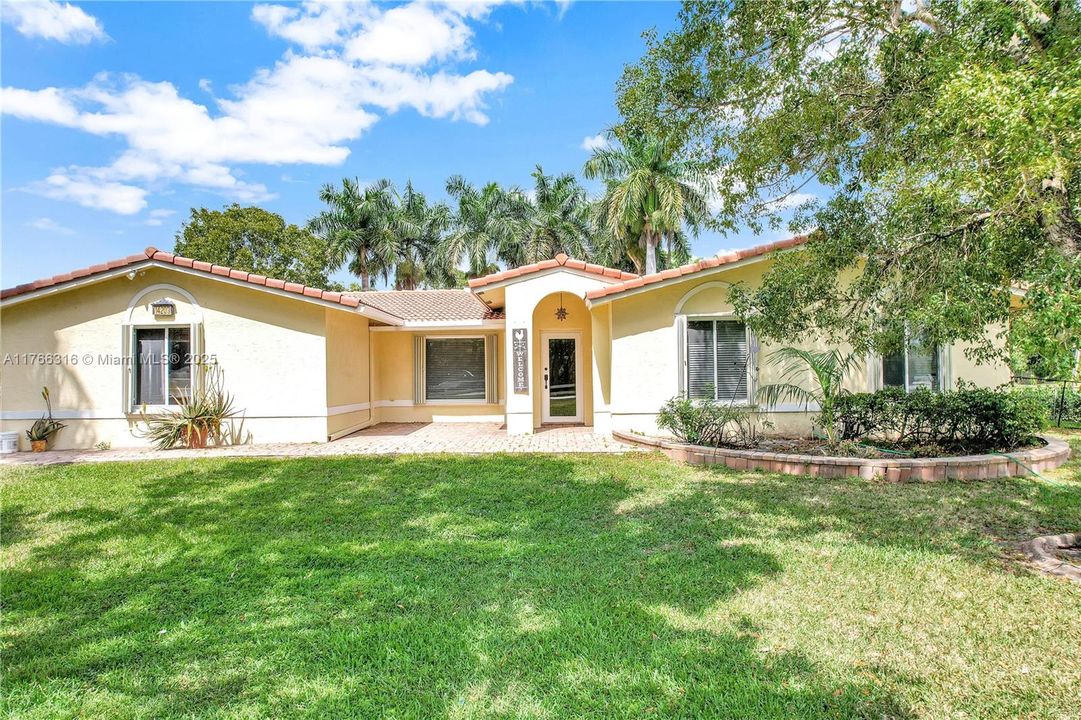 Недавно продано: $999,000 (3 спален, 2 ванн, 2417 Квадратных фут)