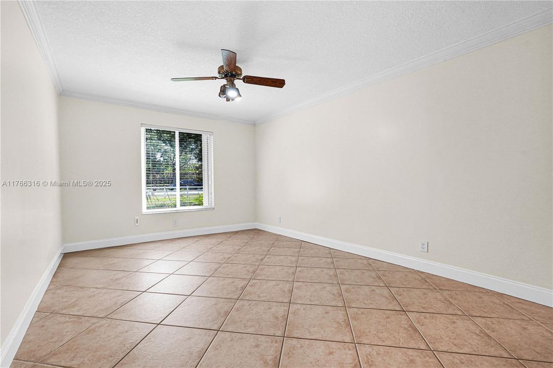 Недавно продано: $999,000 (3 спален, 2 ванн, 2417 Квадратных фут)