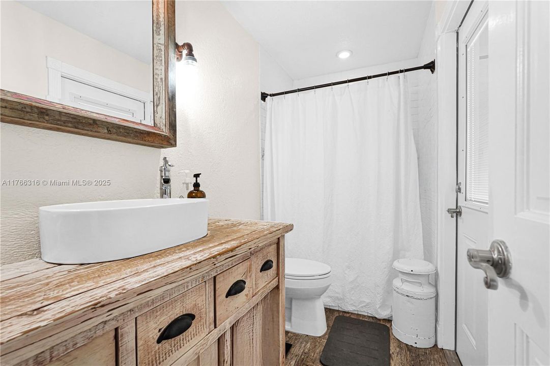 Недавно продано: $999,000 (3 спален, 2 ванн, 2417 Квадратных фут)