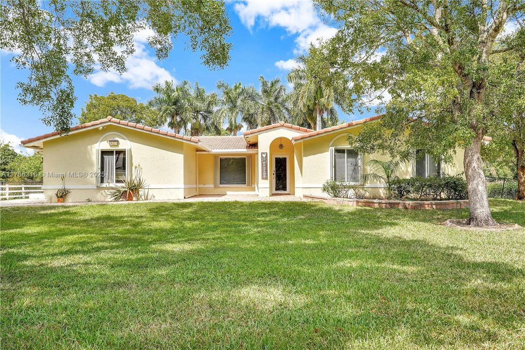 Недавно продано: $999,000 (3 спален, 2 ванн, 2417 Квадратных фут)