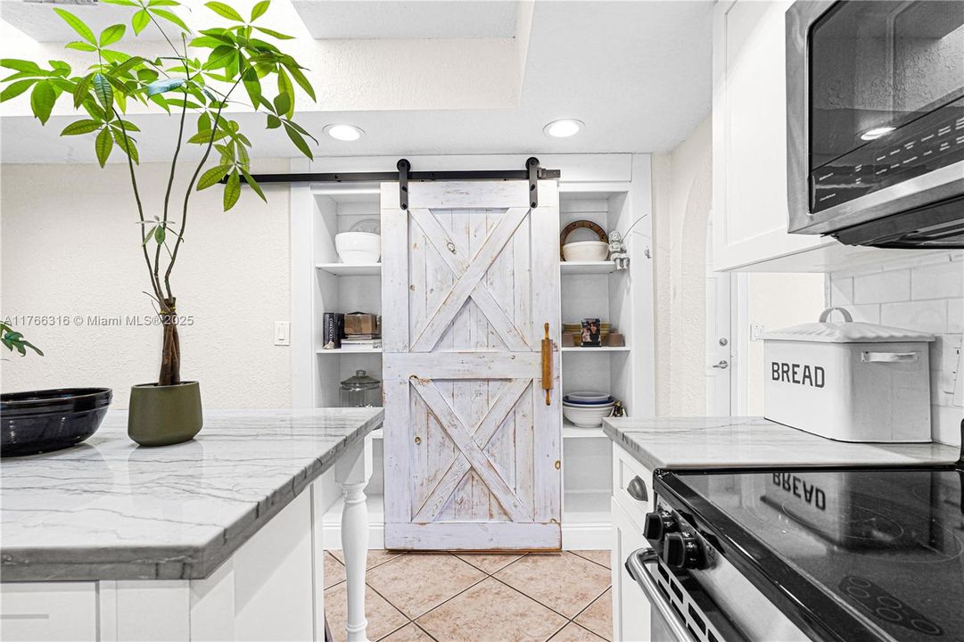 Недавно продано: $999,000 (3 спален, 2 ванн, 2417 Квадратных фут)