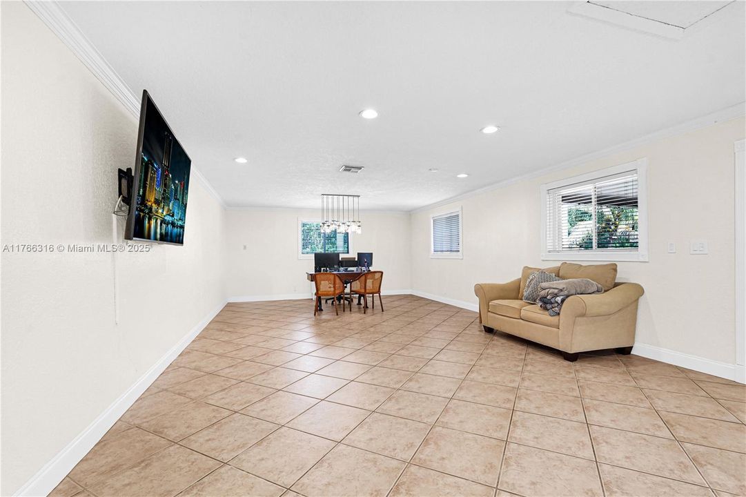 Недавно продано: $999,000 (3 спален, 2 ванн, 2417 Квадратных фут)