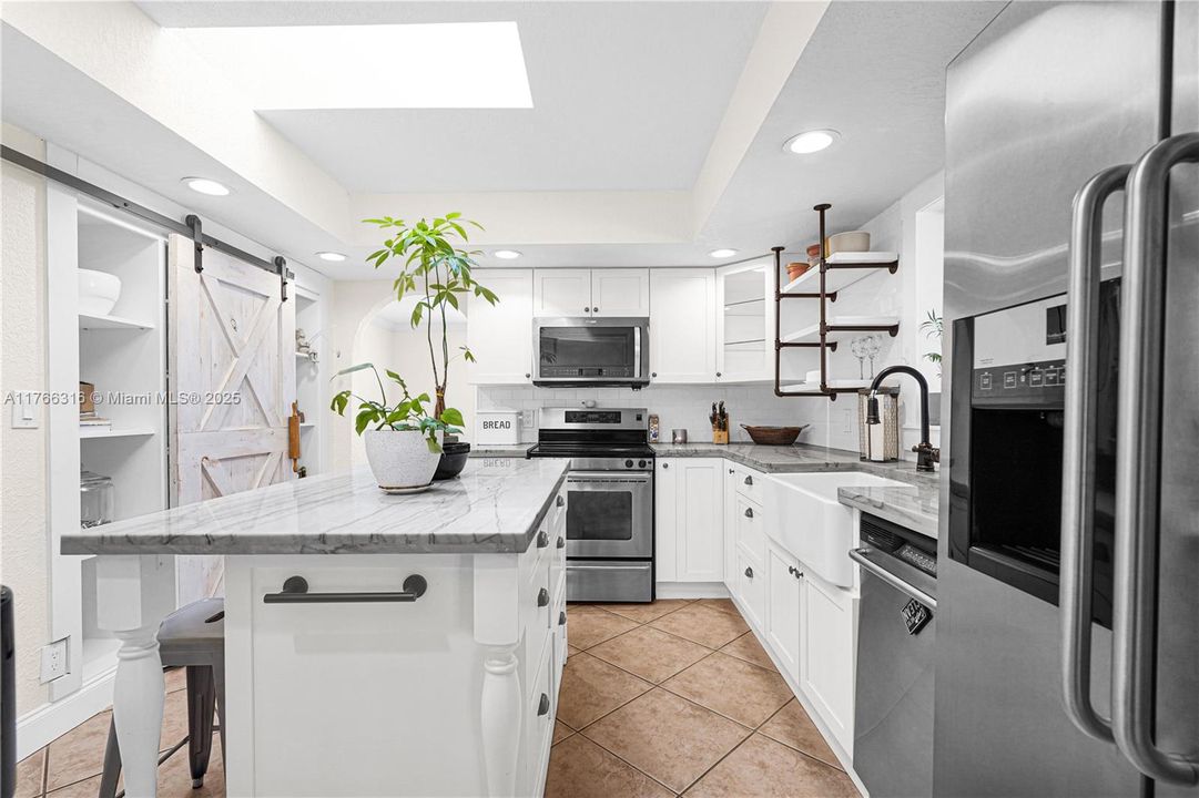 Недавно продано: $999,000 (3 спален, 2 ванн, 2417 Квадратных фут)