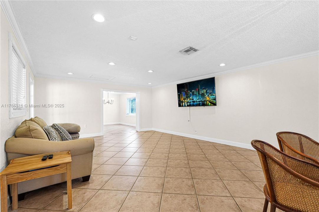 Недавно продано: $999,000 (3 спален, 2 ванн, 2417 Квадратных фут)