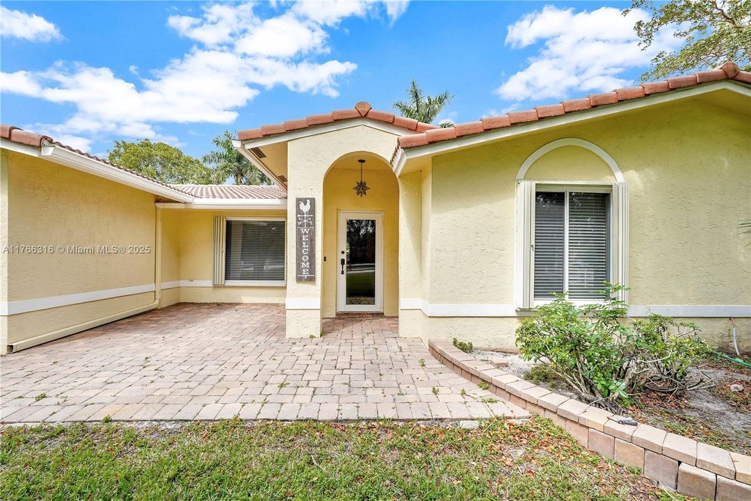 Недавно продано: $999,000 (3 спален, 2 ванн, 2417 Квадратных фут)