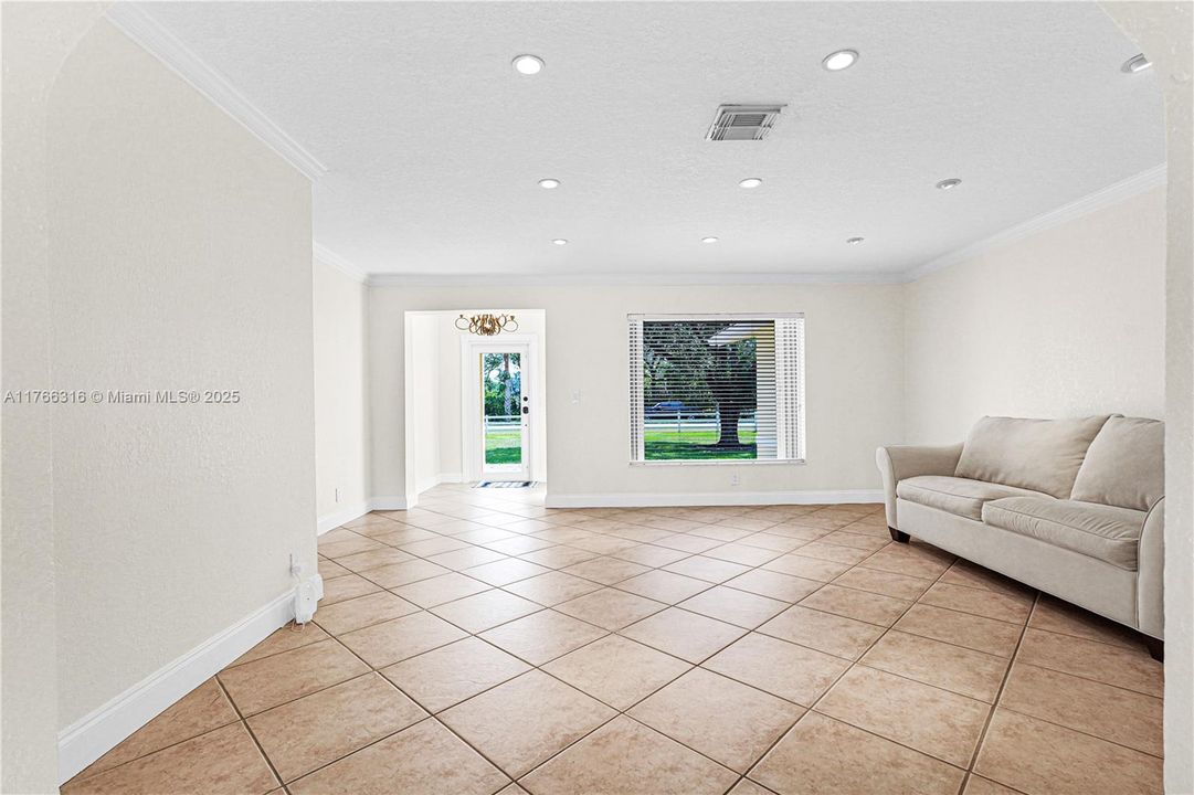 Недавно продано: $999,000 (3 спален, 2 ванн, 2417 Квадратных фут)