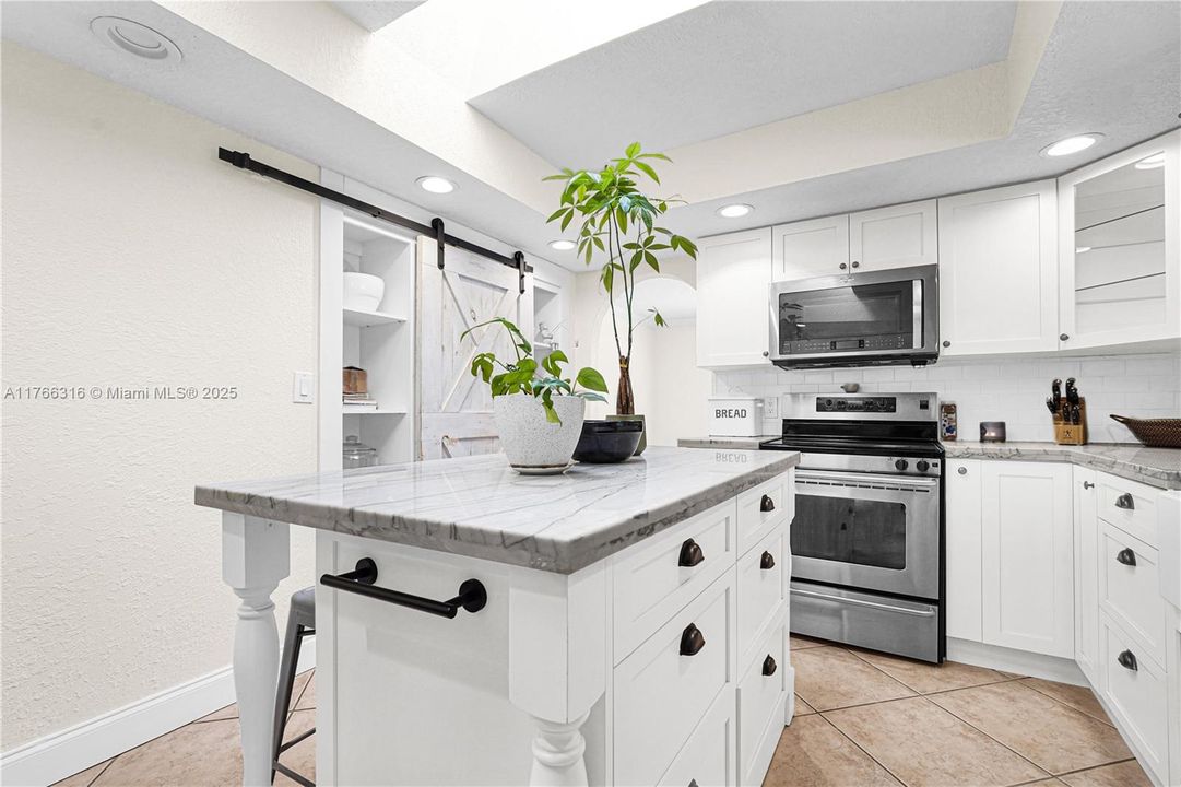 Недавно продано: $999,000 (3 спален, 2 ванн, 2417 Квадратных фут)