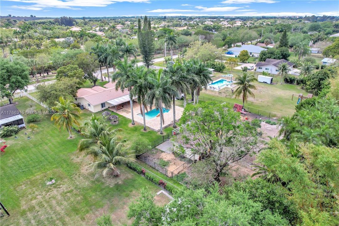 Недавно продано: $999,000 (3 спален, 2 ванн, 2417 Квадратных фут)