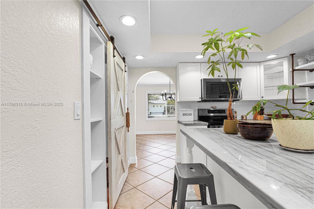 Недавно продано: $999,000 (3 спален, 2 ванн, 2417 Квадратных фут)