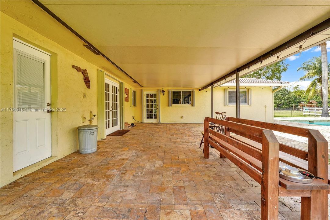 Недавно продано: $999,000 (3 спален, 2 ванн, 2417 Квадратных фут)