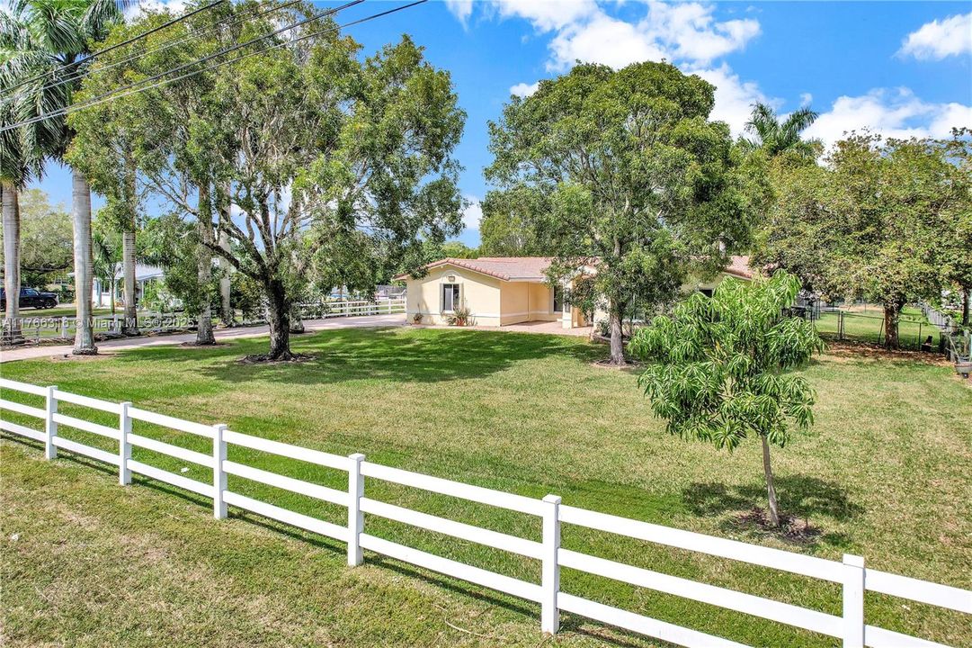 Недавно продано: $999,000 (3 спален, 2 ванн, 2417 Квадратных фут)