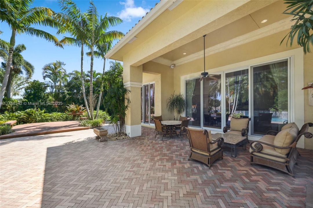 最近售出: $1,825,000 (4 贝兹, 2 浴室, 3008 平方英尺)